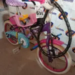 LOTE 636 - 01 BICICLETA INFANTIL ARO 16, 01 CADEIRINHA E 01 CADEADO. (NO ESTADO) ATENÇÃO! FAZER A VISITAÇÃO ANTES DE ARREMATAR, NÃO SABEMOS SE FUNCIONA. LEILÃO NÃO TEM GARANTIA E NEM DEVOLUÇÃO, SUJEITO A POSSÍVEIS AVARIAS VISÍVEIS/OCULTAS E/OU AUSÊNCIA DE COMPONENTES.