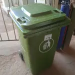 LOTE 176 - 01 CONTAINER HDPE EN840 240LITROS. (NO ESTADO) ATENÇÃO! FAZER A VISITAÇÃO ANTES DE ARREMATAR, NÃO SABEMOS SE FUNCIONA. LEILÃO NÃO TEM GARANTIA E NEM DEVOLUÇÃO, SUJEITO A POSSÍVEIS AVARIAS VISÍVEIS/OCULTAS E/OU AUSÊNCIA DE COMPONENTES.