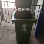 LOTE 176 - 01 CONTAINER HDPE EN840 240LITROS. (NO ESTADO) ATENÇÃO! FAZER A VISITAÇÃO ANTES DE ARREMATAR, NÃO SABEMOS SE FUNCIONA. LEILÃO NÃO TEM GARANTIA E NEM DEVOLUÇÃO, SUJEITO A POSSÍVEIS AVARIAS VISÍVEIS/OCULTAS E/OU AUSÊNCIA DE COMPONENTES.