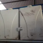 LOTE 297 - 02 RESERVATÓRIOS DE PLÁSTICO. (NO ESTADO) ATENÇÃO! FAZER A VISITAÇÃO ANTES DE ARREMATAR, NÃO SABEMOS SE FUNCIONA. LEILÃO NÃO TEM GARANTIA E NEM DEVOLUÇÃO, SUJEITO A POSSÍVEIS AVARIAS VISÍVEIS/OCULTAS E/OU AUSÊNCIA DE COMPONENTES.