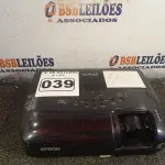 LOTE 039 - 01 PROJETOR MULTIMIDIA MARCA EPSON. (NO ESTADO) ATENÇÃO! FAZER A VISITAÇÃO ANTES DE ARREMATAR, NÃO SABEMOS SE FUNCIONA. LEILÃO NÃO TEM GARANTIA E NEM DEVOLUÇÃO, SUJEITO A POSSÍVEIS AVARIAS VISÍVEIS/OCULTAS E/OU AUSÊNCIA DE COMPONENTES.
