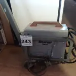 LOTE 243 - 01 MÁQUINA DE SOLDA SMARTER ITECH MIG-130. (NO ESTADO) ATENÇÃO! FAZER A VISITAÇÃO ANTES DE ARREMATAR, NÃO SABEMOS SE FUNCIONA. LEILÃO NÃO TEM GARANTIA E NEM DEVOLUÇÃO, SUJEITO A POSSÍVEIS AVARIAS VISÍVEIS/OCULTAS E/OU AUSÊNCIA DE COMPONENTES.