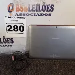 LOTE 280 - 01 TABLET SAMSUNG COM CABO. (NO ESTADO) ATENÇÃO! FAZER A VISITAÇÃO ANTES DE ARREMATAR, NÃO SABEMOS SE FUNCIONA. LEILÃO NÃO TEM GARANTIA E NEM DEVOLUÇÃO, SUJEITO A POSSÍVEIS AVARIAS VISÍVEIS/OCULTAS E/OU AUSÊNCIA DE COMPONENTES.