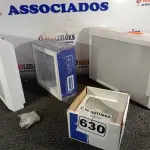 LOTE 630 - 02 LUMINÁRIAS DE EMBUTIR E 02 PLAFON DE SOBREPOR MARCAS E MODELOS DIVERSOS. (NO ESTADO) ATENÇÃO! FAZER A VISITAÇÃO ANTES DE ARREMATAR, NÃO SABEMOS SE FUNCIONA. LEILÃO NÃO TEM GARANTIA E NEM DEVOLUÇÃO, SUJEITO A POSSÍVEIS AVARIAS VISÍVEIS/OCULTAS E/OU AUSÊNCIA DE COMPONENTES.