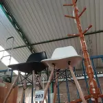 LOTE 283 - 02 CADEIRAS EAMES E 01 CABIDEIRO. (NO ESTADO) ATENÇÃO! FAZER A VISITAÇÃO ANTES DE ARREMATAR, NÃO SABEMOS SE FUNCIONA. LEILÃO NÃO TEM GARANTIA E NEM DEVOLUÇÃO, SUJEITO A POSSÍVEIS AVARIAS VISÍVEIS/OCULTAS E/OU AUSÊNCIA DE COMPONENTES.