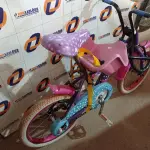 LOTE 636 - 01 BICICLETA INFANTIL ARO 16, 01 CADEIRINHA E 01 CADEADO. (NO ESTADO) ATENÇÃO! FAZER A VISITAÇÃO ANTES DE ARREMATAR, NÃO SABEMOS SE FUNCIONA. LEILÃO NÃO TEM GARANTIA E NEM DEVOLUÇÃO, SUJEITO A POSSÍVEIS AVARIAS VISÍVEIS/OCULTAS E/OU AUSÊNCIA DE COMPONENTES.