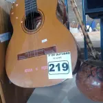 LOTE 219 - 03 VIOLÕES E 01 BERIMBAU COM AVARIAS. (NO ESTADO) ATENÇÃO! FAZER A VISITAÇÃO ANTES DE ARREMATAR, NÃO SABEMOS SE FUNCIONA. LEILÃO NÃO TEM GARANTIA E NEM DEVOLUÇÃO, SUJEITO A POSSÍVEIS AVARIAS VISÍVEIS/OCULTAS E/OU AUSÊNCIA DE COMPONENTES.