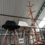 LOTE 283 - 02 CADEIRAS EAMES E 01 CABIDEIRO. (NO ESTADO) ATENÇÃO! FAZER A VISITAÇÃO ANTES DE ARREMATAR, NÃO SABEMOS SE FUNCIONA. LEILÃO NÃO TEM GARANTIA E NEM DEVOLUÇÃO, SUJEITO A POSSÍVEIS AVARIAS VISÍVEIS/OCULTAS E/OU AUSÊNCIA DE COMPONENTES.