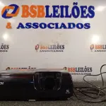LOTE 021 - 01 PROJETOR MULTIMIDIA MARCA EPSON COM CABO E MALETA. (NO ESTADO) ATENÇÃO! FAZER A VISITAÇÃO ANTES DE ARREMATAR, NÃO SABEMOS SE FUNCIONA. LEILÃO NÃO TEM GARANTIA E NEM DEVOLUÇÃO, SUJEITO A POSSÍVEIS AVARIAS VISÍVEIS/OCULTAS E/OU AUSÊNCIA DE COMPONENTES.