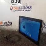 LOTE 230 - 01 TABLET SAMSUNG COM CABO. (NO ESTADO) ATENÇÃO! FAZER A VISITAÇÃO ANTES DE ARREMATAR, NÃO SABEMOS SE FUNCIONA. LEILÃO NÃO TEM GARANTIA E NEM DEVOLUÇÃO, SUJEITO A POSSÍVEIS AVARIAS VISÍVEIS/OCULTAS E/OU AUSÊNCIA DE COMPONENTES.