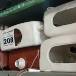 LOTE 208 - 06 CAIXAS DE DESCARGA MARCAS E MODELOS DIVERSOS. (NO ESTADO) ATENÇÃO! FAZER A VISITAÇÃO ANTES DE ARREMATAR, NÃO SABEMOS SE FUNCIONA. LEILÃO NÃO TEM GARANTIA E NEM DEVOLUÇÃO, SUJEITO A POSSÍVEIS AVARIAS VISÍVEIS/OCULTAS E/OU AUSÊNCIA DE COMPONENTES.