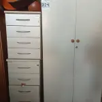 LOTE 221 - 01 ARMÁRIO ALTO EM MADEIRA COM 02 PORTAS E 02 PRATELEIRAS E 02 GAVETEIROS COM 04 GAVETAS.  (NO ESTADO) ATENÇÃO! FAZER A VISITAÇÃO ANTES DE ARREMATAR, NÃO SABEMOS SE FUNCIONA. LEILÃO NÃO TEM GARANTIA E NEM DEVOLUÇÃO, SUJEITO A POSSÍVEIS AVARIAS VISÍVEIS/OCULTAS E/OU AUSÊNCIA DE COMPONENTES.