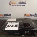 LOTE 038 - 01 PROJETOR MULTIMIDIA MARCA EPSON. (NO ESTADO) ATENÇÃO! FAZER A VISITAÇÃO ANTES DE ARREMATAR, NÃO SABEMOS SE FUNCIONA. LEILÃO NÃO TEM GARANTIA E NEM DEVOLUÇÃO, SUJEITO A POSSÍVEIS AVARIAS VISÍVEIS/OCULTAS E/OU AUSÊNCIA DE COMPONENTES.