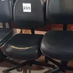 LOTE 231 - 03 CADEIRAS DE ESCRITÓRIO COM BASE GIRATÓRIA. (NO ESTADO) ATENÇÃO! FAZER A VISITAÇÃO ANTES DE ARREMATAR, NÃO SABEMOS SE FUNCIONA. LEILÃO NÃO TEM GARANTIA E NEM DEVOLUÇÃO, SUJEITO A POSSÍVEIS AVARIAS VISÍVEIS/OCULTAS E/OU AUSÊNCIA DE COMPONENTES.