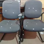 LOTE 222 - 02 CADEIRAS DE ESCRITÓRIO COM BASE FIXAS. (NO ESTADO) ATENÇÃO! FAZER A VISITAÇÃO ANTES DE ARREMATAR, NÃO SABEMOS SE FUNCIONA. LEILÃO NÃO TEM GARANTIA E NEM DEVOLUÇÃO, SUJEITO A POSSÍVEIS AVARIAS VISÍVEIS/OCULTAS E/OU AUSÊNCIA DE COMPONENTES.