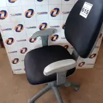 LOTE 615 - 01 CADEIRA DE ESCRITÓRIO COM BASE GIRATÓRIA. (NO ESTADO) ATENÇÃO! FAZER A VISITAÇÃO ANTES DE ARREMATAR, NÃO SABEMOS SE FUNCIONA. LEILÃO NÃO TEM GARANTIA E NEM DEVOLUÇÃO, SUJEITO A POSSÍVEIS AVARIAS VISÍVEIS/OCULTAS E/OU AUSÊNCIA DE COMPONENTES.