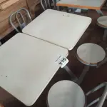 LOTE 535 - 01 MESA PARA LANCHONETE. (NO ESTADO) ATENÇÃO! FAZER A VISITAÇÃO ANTES DE ARREMATAR, NÃO SABEMOS SE FUNCIONA. LEILÃO NÃO TEM GARANTIA E NEM DEVOLUÇÃO, SUJEITO A POSSÍVEIS AVARIAS VISÍVEIS/OCULTAS E/OU AUSÊNCIA DE COMPONENTES.