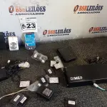 LOTE 523 - 01 BATERIA PARA RELÓGIO DE PONTO VÁRIOS PALM E MÁQUINA FOTOGRÁFICA DIGITAL. (NO ESTADO) ATENÇÃO! FAZER A VISITAÇÃO ANTES DE ARREMATAR, NÃO SABEMOS SE FUNCIONA. LEILÃO NÃO TEM GARANTIA E NEM DEVOLUÇÃO, SUJEITO A POSSÍVEIS AVARIAS VISÍVEIS/OCULTAS E/OU AUSÊNCIA DE COMPONENTES.