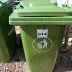 LOTE 614 - 01 CONTAINER HDPE EM-840 240L. (NO ESTADO) ATENÇÃO! FAZER A VISITAÇÃO ANTES DE ARREMATAR, NÃO SABEMOS SE FUNCIONA. LEILÃO NÃO TEM GARANTIA E NEM DEVOLUÇÃO, SUJEITO A POSSÍVEIS AVARIAS VISÍVEIS/OCULTAS E/OU AUSÊNCIA DE COMPONENTES.