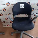 LOTE 583 - 01 CADEIRA DE ESCRITÓRIO COM BASE GIRATÓRIA. (NO ESTADO) ATENÇÃO! FAZER A VISITAÇÃO ANTES DE ARREMATAR, NÃO SABEMOS SE FUNCIONA. LEILÃO NÃO TEM GARANTIA E NEM DEVOLUÇÃO, SUJEITO A POSSÍVEIS AVARIAS VISÍVEIS/OCULTAS E/OU AUSÊNCIA DE COMPONENTES.