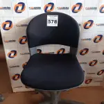 LOTE 578 - 01 CADEIRA DE ESCRITÓRIO COM BASE GIRATÓRIA. (NO ESTADO) ATENÇÃO! FAZER A VISITAÇÃO ANTES DE ARREMATAR, NÃO SABEMOS SE FUNCIONA. LEILÃO NÃO TEM GARANTIA E NEM DEVOLUÇÃO, SUJEITO A POSSÍVEIS AVARIAS VISÍVEIS/OCULTAS E/OU AUSÊNCIA DE COMPONENTES.