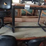 LOTE 540 - 01 MESA DE REUNIÃO EM MADEIRA, 04 CADEIRAS DE ESCRITÓRIO COM BASE GIRATÓRIA E 01 MESA COM BASE DE FERRO FUNDIDO E TAMPO EM MADEIRA. (NO ESTADO) ATENÇÃO! FAZER A VISITAÇÃO ANTES DE ARREMATAR, NÃO SABEMOS SE FUNCIONA. LEILÃO NÃO TEM GARANTIA E NEM DEVOLUÇÃO, SUJEITO A POSSÍVEIS AVARIAS VISÍVEIS/OCULTAS E/OU AUSÊNCIA DE COMPONENTES.