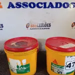 LOTE 473 - 02 GALÕES SIKACRYL-203, SELANTE ACRÍLICO FLEXÍVEL. (NO ESTADO) ATENÇÃO! FAZER A VISITAÇÃO ANTES DE ARREMATAR, NÃO SABEMOS SE FUNCIONA. LEILÃO NÃO TEM GARANTIA E NEM DEVOLUÇÃO, SUJEITO A POSSÍVEIS AVARIAS VISÍVEIS/OCULTAS E/OU AUSÊNCIA DE COMPONENTES.