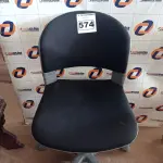 LOTE 574 - 01 CADEIRA DE ESCRITÓRIO COM BASE GIRATÓRIA. (NO ESTADO) ATENÇÃO! FAZER A VISITAÇÃO ANTES DE ARREMATAR, NÃO SABEMOS SE FUNCIONA. LEILÃO NÃO TEM GARANTIA E NEM DEVOLUÇÃO, SUJEITO A POSSÍVEIS AVARIAS VISÍVEIS/OCULTAS E/OU AUSÊNCIA DE COMPONENTES.