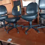LOTE 550 - 01 MESA DE REUNIÃO COM BASE DE FERRO FUNDIDO E 04 CADEIRAS DE ESCRITÓRIO COM BASE GIRATÓRIA. (NO ESTADO) ATENÇÃO! FAZER A VISITAÇÃO ANTES DE ARREMATAR, NÃO SABEMOS SE FUNCIONA. LEILÃO NÃO TEM GARANTIA E NEM DEVOLUÇÃO, SUJEITO A POSSÍVEIS AVARIAS VISÍVEIS/OCULTAS E/OU AUSÊNCIA DE COMPONENTES.