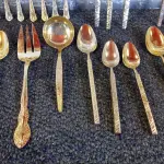 LOTE 416 - 22 PEÇAS DE TALHERES DIVERSOS EM METAL. (NO ESTADO) ATENÇÃO! FAZER A VISITAÇÃO ANTES DE ARREMATAR, NÃO SABEMOS SE FUNCIONA. LEILÃO NÃO TEM GARANTIA E NEM DEVOLUÇÃO, SUJEITO A POSSÍVEIS AVARIAS VISÍVEIS/OCULTAS E/OU AUSÊNCIA DE COMPONENTES.