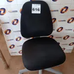 LOTE 616 - 01 CADEIRA DE ESCRITÓRIO COM BASE GIRATÓRIA. (NO ESTADO) ATENÇÃO! FAZER A VISITAÇÃO ANTES DE ARREMATAR, NÃO SABEMOS SE FUNCIONA. LEILÃO NÃO TEM GARANTIA E NEM DEVOLUÇÃO, SUJEITO A POSSÍVEIS AVARIAS VISÍVEIS/OCULTAS E/OU AUSÊNCIA DE COMPONENTES.