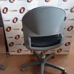 LOTE 585 - 01 CADEIRA DE ESCRITÓRIO COM BASE GIRATÓRIA. (NO ESTADO) ATENÇÃO! FAZER A VISITAÇÃO ANTES DE ARREMATAR, NÃO SABEMOS SE FUNCIONA. LEILÃO NÃO TEM GARANTIA E NEM DEVOLUÇÃO, SUJEITO A POSSÍVEIS AVARIAS VISÍVEIS/OCULTAS E/OU AUSÊNCIA DE COMPONENTES.