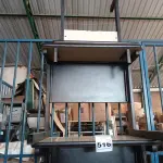 LOTE 516 - 04 MESAS E 01 GAVETEIRO COM 04 GAVETAS. (NO ESTADO) ATENÇÃO! FAZER A VISITAÇÃO ANTES DE ARREMATAR, NÃO SABEMOS SE FUNCIONA. LEILÃO NÃO TEM GARANTIA E NEM DEVOLUÇÃO, SUJEITO A POSSÍVEIS AVARIAS VISÍVEIS/OCULTAS E/OU AUSÊNCIA DE COMPONENTES.