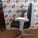 LOTE 606 - 01 CADEIRA DE ESCRITÓRIO COM BASE GIRATÓRIA. (NO ESTADO) ATENÇÃO! FAZER A VISITAÇÃO ANTES DE ARREMATAR, NÃO SABEMOS SE FUNCIONA. LEILÃO NÃO TEM GARANTIA E NEM DEVOLUÇÃO, SUJEITO A POSSÍVEIS AVARIAS VISÍVEIS/OCULTAS E/OU AUSÊNCIA DE COMPONENTES.