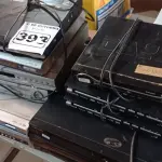 LOTE 393 - 12 APARELHOS DE DVD MARCAS E MODELOS DIVERSOS. (NO ESTADO) ATENÇÃO! FAZER A VISITAÇÃO ANTES DE ARREMATAR, NÃO SABEMOS SE FUNCIONA. LEILÃO NÃO TEM GARANTIA E NEM DEVOLUÇÃO, SUJEITO A POSSÍVEIS AVARIAS VISÍVEIS/OCULTAS E/OU AUSÊNCIA DE COMPONENTES.