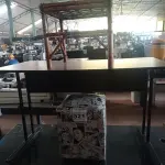 LOTE 521 - 02 MESAS DE ESCRITÓRIO, 01 PUFF E 01 MESA DE CENTRO EM BAMBU. (NO ESTADO) ATENÇÃO! FAZER A VISITAÇÃO ANTES DE ARREMATAR, NÃO SABEMOS SE FUNCIONA. LEILÃO NÃO TEM GARANTIA E NEM DEVOLUÇÃO, SUJEITO A POSSÍVEIS AVARIAS VISÍVEIS/OCULTAS E/OU AUSÊNCIA DE COMPONENTES.