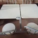 LOTE 538 - 01 MESA PARA LANCHONETE. (NO ESTADO) ATENÇÃO! FAZER A VISITAÇÃO ANTES DE ARREMATAR, NÃO SABEMOS SE FUNCIONA. LEILÃO NÃO TEM GARANTIA E NEM DEVOLUÇÃO, SUJEITO A POSSÍVEIS AVARIAS VISÍVEIS/OCULTAS E/OU AUSÊNCIA DE COMPONENTES.