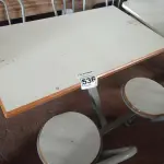 LOTE 536 - 01 MESA PARA LANCHONETE. (NO ESTADO) ATENÇÃO! FAZER A VISITAÇÃO ANTES DE ARREMATAR, NÃO SABEMOS SE FUNCIONA. LEILÃO NÃO TEM GARANTIA E NEM DEVOLUÇÃO, SUJEITO A POSSÍVEIS AVARIAS VISÍVEIS/OCULTAS E/OU AUSÊNCIA DE COMPONENTES.