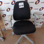 LOTE 619 - 01 CADEIRA DE ESCRITÓRIO COM BASE GIRATÓRIA. (NO ESTADO) ATENÇÃO! FAZER A VISITAÇÃO ANTES DE ARREMATAR, NÃO SABEMOS SE FUNCIONA. LEILÃO NÃO TEM GARANTIA E NEM DEVOLUÇÃO, SUJEITO A POSSÍVEIS AVARIAS VISÍVEIS/OCULTAS E/OU AUSÊNCIA DE COMPONENTES.