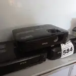 LOTE 584 - 03 PROJETORES MULTIMIDIA MARCAS EPSON. (NO ESTADO) ATENÇÃO! FAZER A VISITAÇÃO ANTES DE ARREMATAR, NÃO SABEMOS SE FUNCIONA. LEILÃO NÃO TEM GARANTIA E NEM DEVOLUÇÃO, SUJEITO A POSSÍVEIS AVARIAS VISÍVEIS/OCULTAS E/OU AUSÊNCIA DE COMPONENTES.