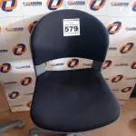 LOTE 579 - 01 CADEIRA DE ESCRITÓRIO COM BASE GIRATÓRIA. (NO ESTADO) ATENÇÃO! FAZER A VISITAÇÃO ANTES DE ARREMATAR, NÃO SABEMOS SE FUNCIONA. LEILÃO NÃO TEM GARANTIA E NEM DEVOLUÇÃO, SUJEITO A POSSÍVEIS AVARIAS VISÍVEIS/OCULTAS E/OU AUSÊNCIA DE COMPONENTES.