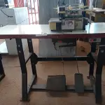 LOTE 618 - 01 MÁQUINA DE COSTURA CROWN. (NO ESTADO) ATENÇÃO! FAZER A VISITAÇÃO ANTES DE ARREMATAR, NÃO SABEMOS SE FUNCIONA. LEILÃO NÃO TEM GARANTIA E NEM DEVOLUÇÃO, SUJEITO A POSSÍVEIS AVARIAS VISÍVEIS/OCULTAS E/OU AUSÊNCIA DE COMPONENTES.