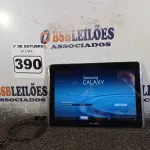 LOTE 390 - 01 TABLET SAMSUNG COM CABO. (NO ESTADO) ATENÇÃO! FAZER A VISITAÇÃO ANTES DE ARREMATAR, NÃO SABEMOS SE FUNCIONA. LEILÃO NÃO TEM GARANTIA E NEM DEVOLUÇÃO, SUJEITO A POSSÍVEIS AVARIAS VISÍVEIS/OCULTAS E/OU AUSÊNCIA DE COMPONENTES.