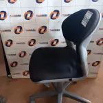 LOTE 585 - 01 CADEIRA DE ESCRITÓRIO COM BASE GIRATÓRIA. (NO ESTADO) ATENÇÃO! FAZER A VISITAÇÃO ANTES DE ARREMATAR, NÃO SABEMOS SE FUNCIONA. LEILÃO NÃO TEM GARANTIA E NEM DEVOLUÇÃO, SUJEITO A POSSÍVEIS AVARIAS VISÍVEIS/OCULTAS E/OU AUSÊNCIA DE COMPONENTES.