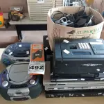 LOTE 492 - 03 APARELHOS DE SOM, 05 APARELHOS DE DVD, 01 RELÓGIO DE PONTO E VÁRIOS COOLERS MARCAS E MODELOS DIVERSOS. (NO ESTADO) ATENÇÃO! FAZER A VISITAÇÃO ANTES DE ARREMATAR, NÃO SABEMOS SE FUNCIONA. LEILÃO NÃO TEM GARANTIA E NEM DEVOLUÇÃO, SUJEITO A POSSÍVEIS AVARIAS VISÍVEIS/OCULTAS E/OU AUSÊNCIA DE COMPONENTES.