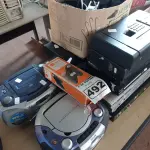 LOTE 492 - 03 APARELHOS DE SOM, 05 APARELHOS DE DVD, 01 RELÓGIO DE PONTO E VÁRIOS COOLERS MARCAS E MODELOS DIVERSOS. (NO ESTADO) ATENÇÃO! FAZER A VISITAÇÃO ANTES DE ARREMATAR, NÃO SABEMOS SE FUNCIONA. LEILÃO NÃO TEM GARANTIA E NEM DEVOLUÇÃO, SUJEITO A POSSÍVEIS AVARIAS VISÍVEIS/OCULTAS E/OU AUSÊNCIA DE COMPONENTES.