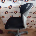 LOTE 574 - 01 CADEIRA DE ESCRITÓRIO COM BASE GIRATÓRIA. (NO ESTADO) ATENÇÃO! FAZER A VISITAÇÃO ANTES DE ARREMATAR, NÃO SABEMOS SE FUNCIONA. LEILÃO NÃO TEM GARANTIA E NEM DEVOLUÇÃO, SUJEITO A POSSÍVEIS AVARIAS VISÍVEIS/OCULTAS E/OU AUSÊNCIA DE COMPONENTES.