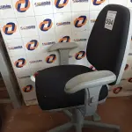 LOTE 594 - 01 CADEIRA DE ESCRITÓRIO COM BASE GIRATÓRIA. (NO ESTADO) ATENÇÃO! FAZER A VISITAÇÃO ANTES DE ARREMATAR, NÃO SABEMOS SE FUNCIONA. LEILÃO NÃO TEM GARANTIA E NEM DEVOLUÇÃO, SUJEITO A POSSÍVEIS AVARIAS VISÍVEIS/OCULTAS E/OU AUSÊNCIA DE COMPONENTES.