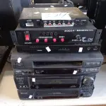 LOTE 324 - 07 APARELHOS DE DVD, 01 TOCA CD, 03 VIDEOCASSETES E 02 APARELHOS DE ÁUDIO E VÍDEO. (NO ESTADO) ATENÇÃO! FAZER A VISITAÇÃO ANTES DE ARREMATAR, NÃO SABEMOS SE FUNCIONA. LEILÃO NÃO TEM GARANTIA E NEM DEVOLUÇÃO, SUJEITO A POSSÍVEIS AVARIAS VISÍVEIS/OCULTAS E/OU AUSÊNCIA DE COMPONENTES.