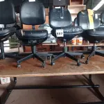 LOTE 557 - 01 MESA DE REUNIÃO COM BASE DE FERRO FUNDIDO E 04 CADEIRAS DE ESCRITÓRIO COM BASE GIRATÓRIA. (NO ESTADO) ATENÇÃO! FAZER A VISITAÇÃO ANTES DE ARREMATAR, NÃO SABEMOS SE FUNCIONA. LEILÃO NÃO TEM GARANTIA E NEM DEVOLUÇÃO, SUJEITO A POSSÍVEIS AVARIAS VISÍVEIS/OCULTAS E/OU AUSÊNCIA DE COMPONENTES.